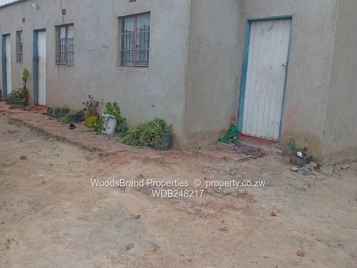 Spacious 5 beds at roof level in Northwood with a 3 roomed self contained cottage, sitting on 875sqm