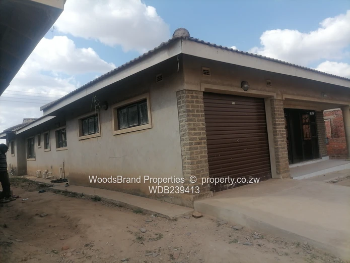 Neat 4 bedroomed house with ensuite, modern fitted kitchen on 300sqm. Ready for title