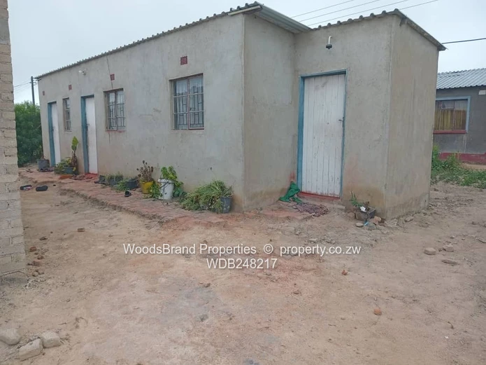 Spacious 5 beds at roof level in Northwood with a 3 roomed self contained cottage, sitting on 875sqm