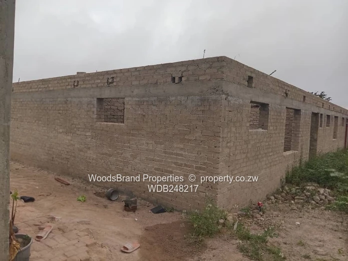 Spacious 5 beds at roof level in Northwood with a 3 roomed self contained cottage, sitting on 875sqm
