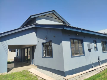 4 Bedroom Flat & Apartment